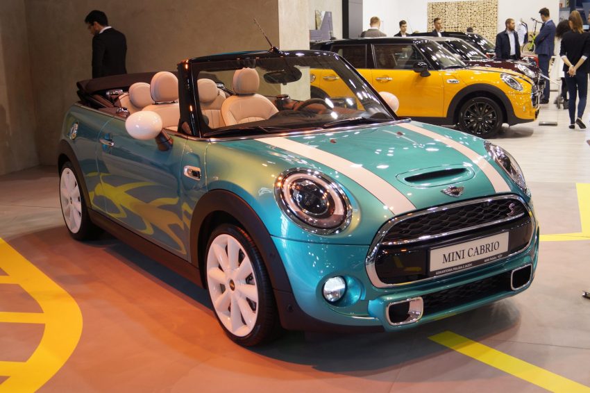 Frontansicht eines türkisen Mini Cooper Cabrio
